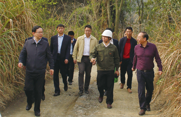?時任贛州市委常委、副市長劉文華等一行調(diào)研我司龍南縣稀土礦山尾水收集治理項目