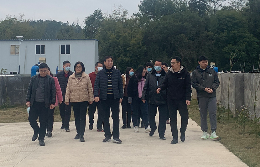 廣東省環(huán)境保護宣傳教育中心主任黃金平一行蒞臨我司英德門洞溪稀土尾水處理站調研